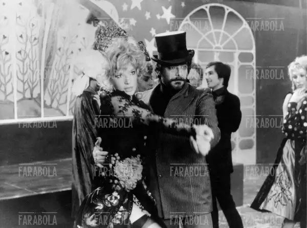 Monica Vitti e Giancarlo Giannini nel film A mezzanotte va la ronda del piacere, 1975 - Farabola Immagine digitale