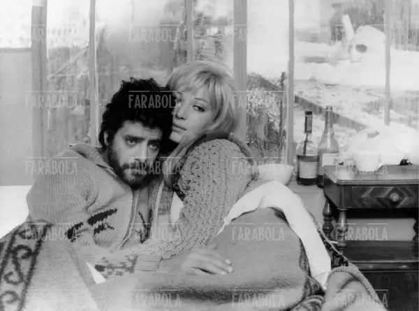 Monica Vitti e Giancarlo Giannini nel film A mezzanotte va la ronda del piacere, 1975 - Farabola Immagine digitale
