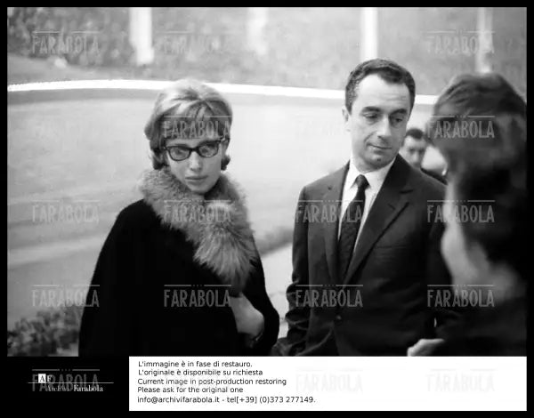 Monica Vitti e Michelangelo Antonioni alla 6 Giorni Ciclistica di Milano, 1961 - Farabola Immagine digitale