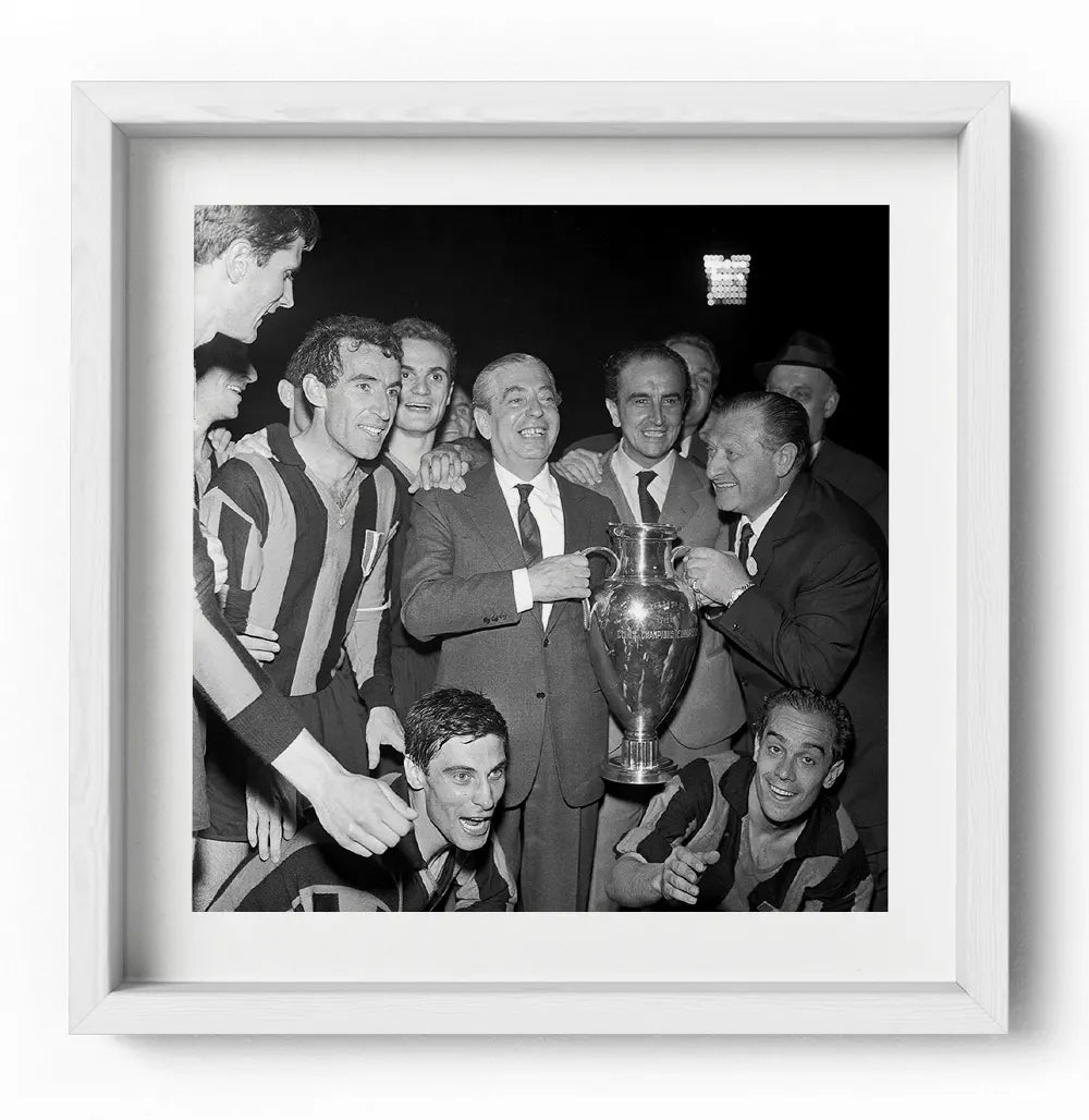 Moratti con la Coppa Campioni, Inter 1964 - Farabola Fotografia