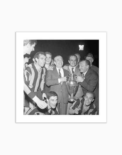 Moratti con la Coppa Campioni, Inter 1964 - Farabola Fotografia