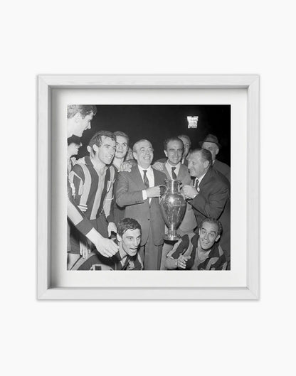 Moratti con la Coppa Campioni, Inter 1964 - Farabola Fotografia