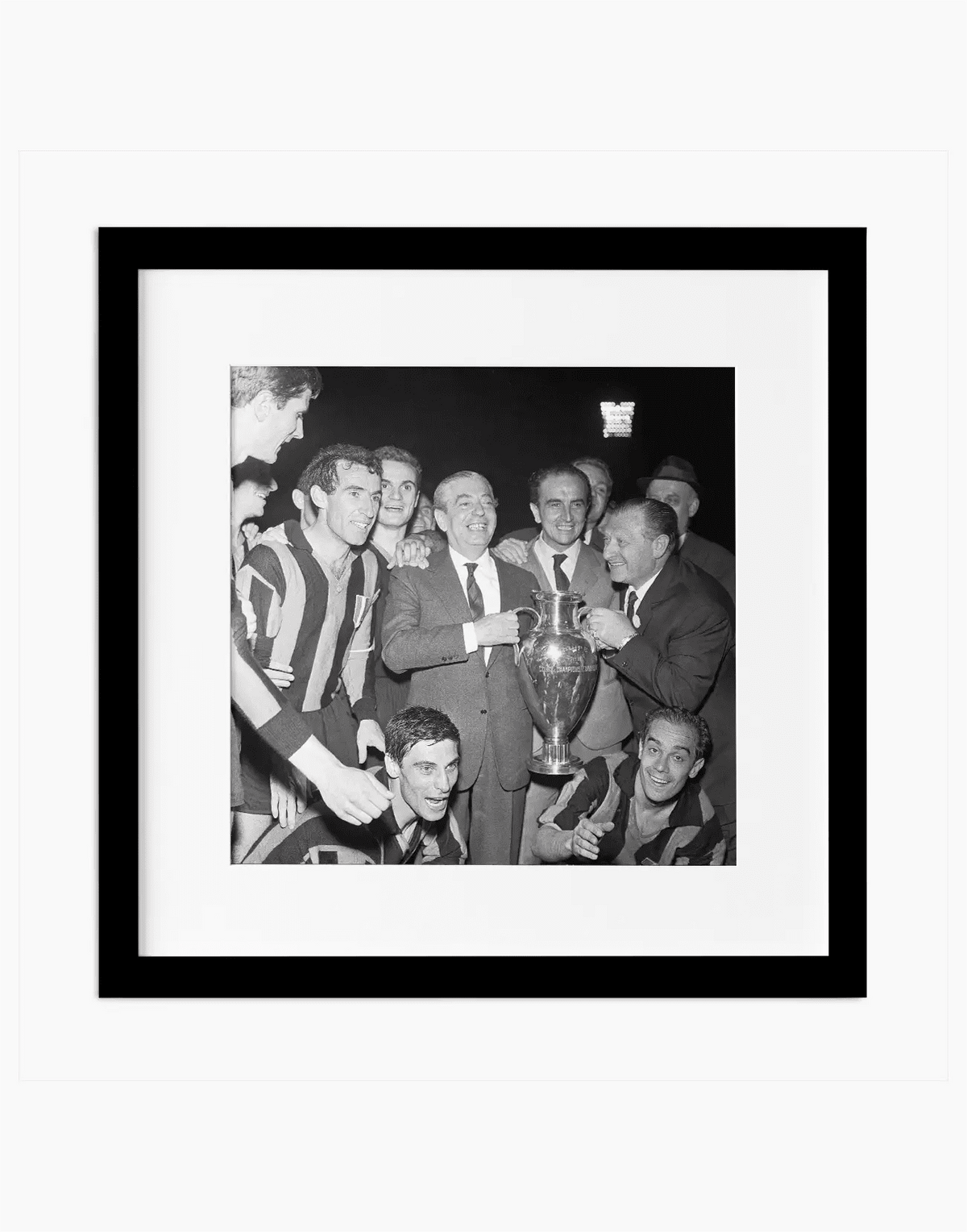 Moratti con la Coppa Campioni, Inter 1964 — stampa fine art con cornice nera