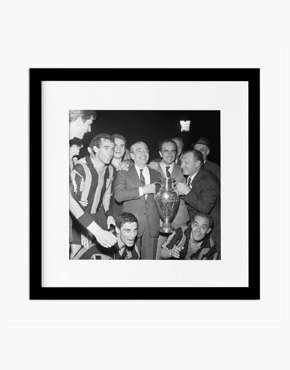 Moratti con la Coppa Campioni, Inter 1964 — stampa fine art con cornice nera