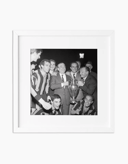 Moratti con la Coppa Campioni, Inter 1964 — stampa fine art con cornice bianca