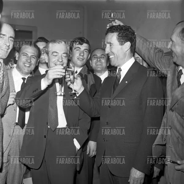 Moratti ed Herrera festeggiano la vittoria contro il Liverpool, Coppa dei Campioni, 1965 - Farabola Immagine digitale