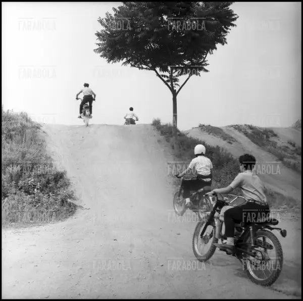Motocross sulla montagnetta di San Siro, Milano, 1969 - Farabola Immagine digitale