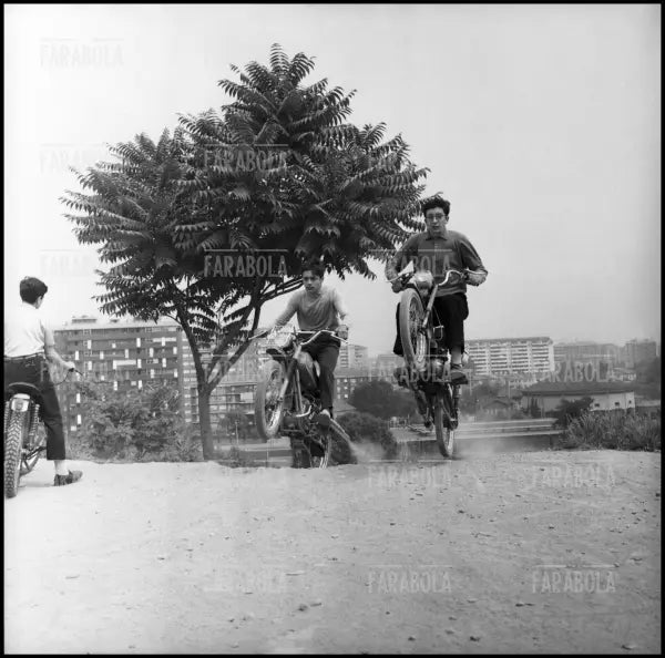 Motocross sulla montagnetta di San Siro, Milano, 1969 - Farabola Immagine digitale