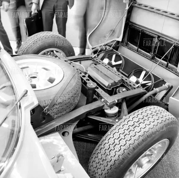 Motore di una Lamborghini Miura, Salone dell'Auto di Ginevra, 1966 - Farabola Immagine digitale