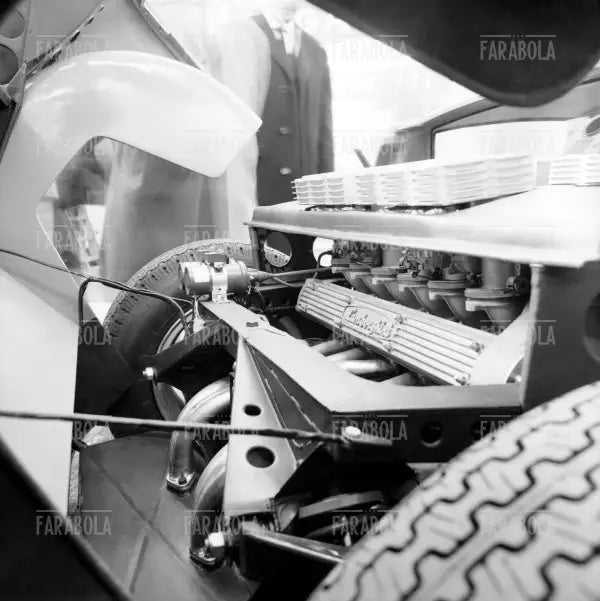 Motore di una Lamborghini Miura, Salone dell'Auto di Ginevra, 1966 - Farabola Immagine digitale