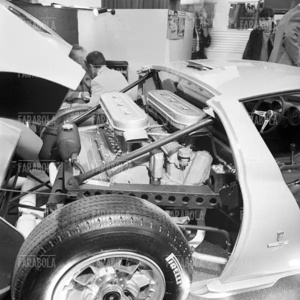 Motore di una Lamborghini Miura, Salone dell'Auto di Parigi, 1966 - Farabola Immagine digitale