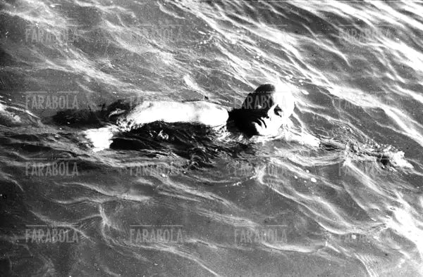 Mussolini nuota a Riccione, 1934 - Farabola Immagine digitale