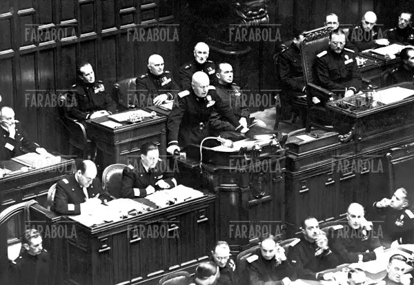 Mussolini parla alla Camera dei Fasci e delle Corporazioni, 1941 - Farabola Immagine digitale