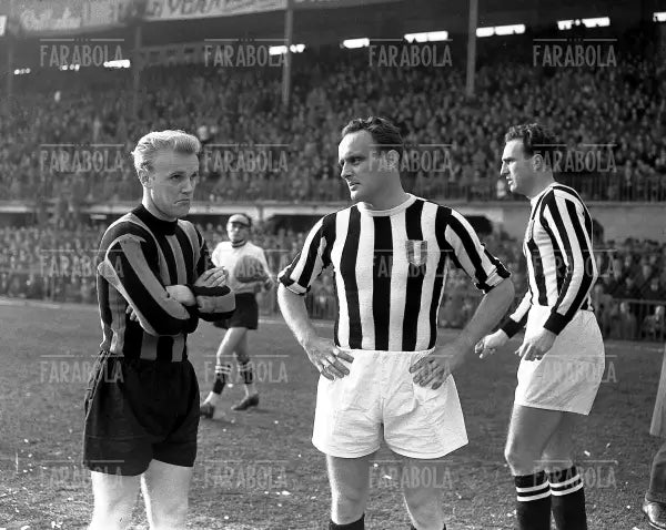 Naka Skoglund, Karl Hansen e John Hansen, Inter vs Juventus, 1953 - Farabola Immagine digitale
