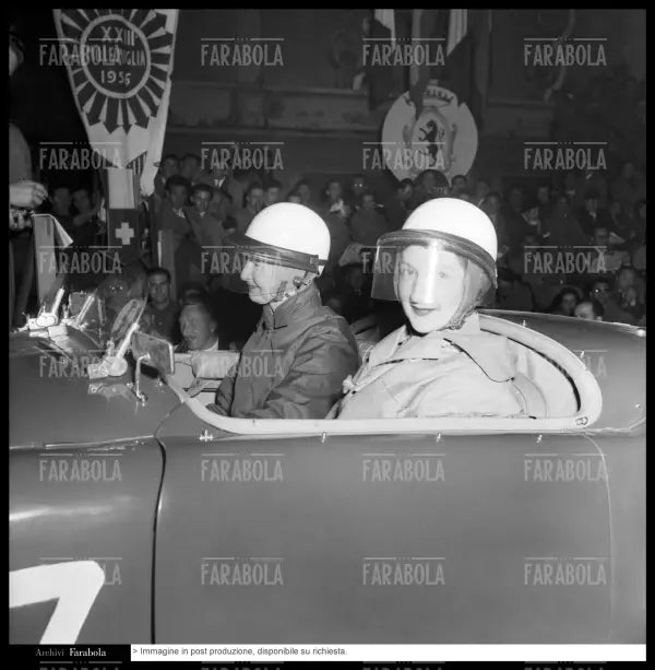 Nancy Mitchell e Pat Faichney su MG A, Mille Miglia, 1956 - Farabola Immagine digitale