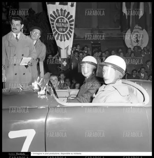 Nancy Mitchell e Pat Faichney su MG A, Mille Miglia, 1956 - Farabola Immagine digitale
