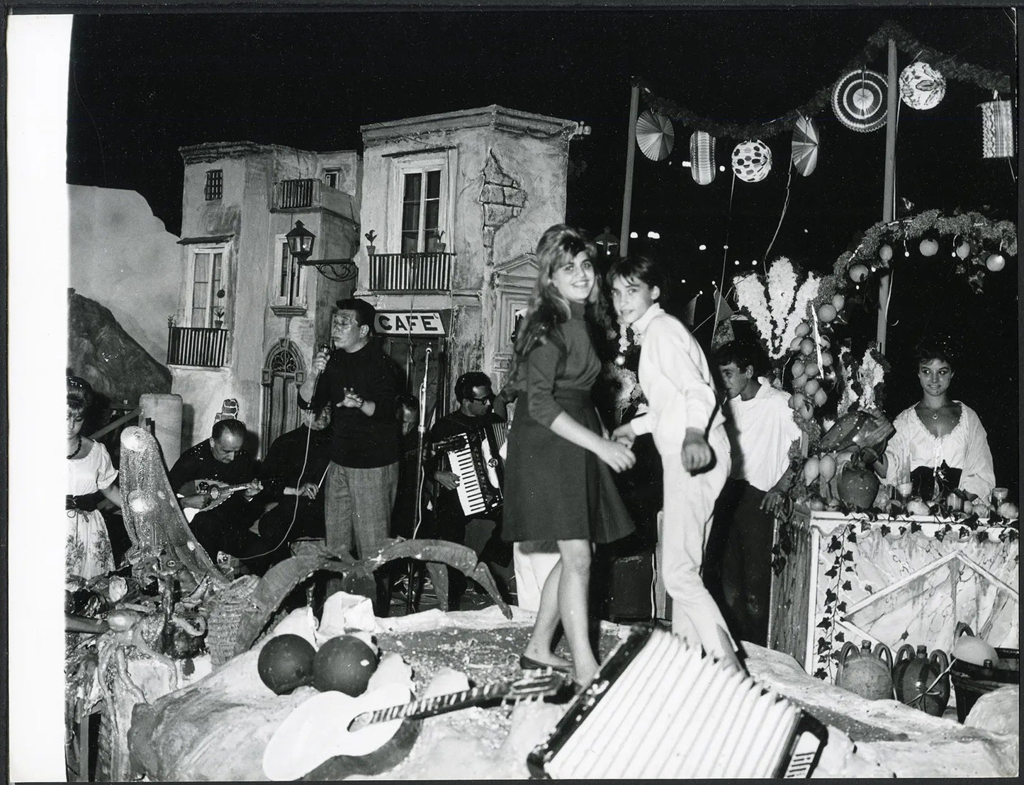 Napoli Festa a Piedigrotta 1957 Ft 36120 - Stampa 24x18 cm - Farabola breadcrumbs : fotografie - vintage; foto - vintage - vecchia - italia