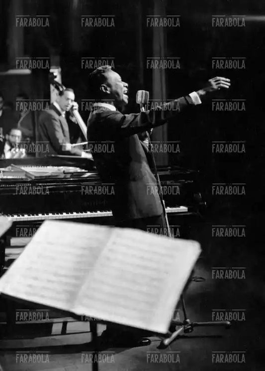 Nat King Cole in concerto al Teatro Manzoni, Milano, 1960 - Farabola Immagine digitale