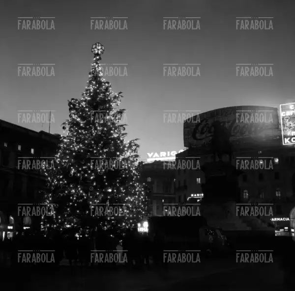 Natale in Piazza del Duomo, Milano, anni 60 - Farabola Immagine digitale