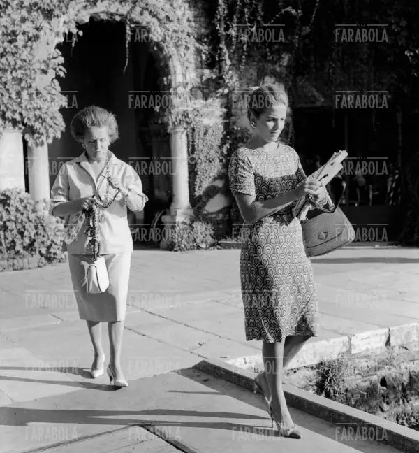 Natalia Volpi di Misurata con Arabella Lacloche, Festival di Venezia, 1961 - Farabola Immagine digitale