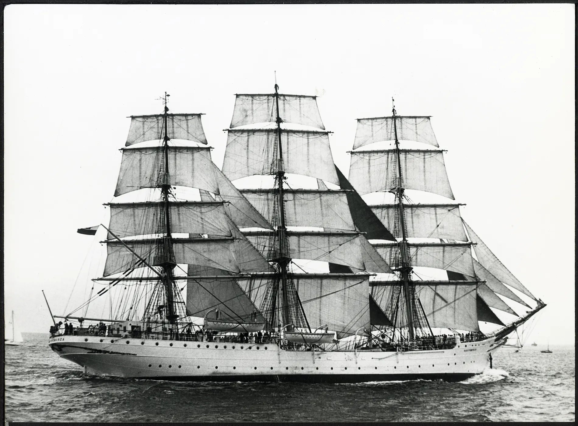 Nave - scuola Dar Pomorza anni 70 Ft 36231 - Stampa 24x18 cm - Farabola breadcrumbs : fotografie - vintage; foto - vintage - trasporti
