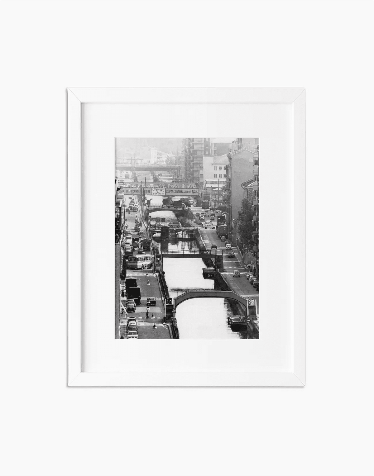Naviglio Pavese, Milano 1972 — stampa fine art con cornice bianca