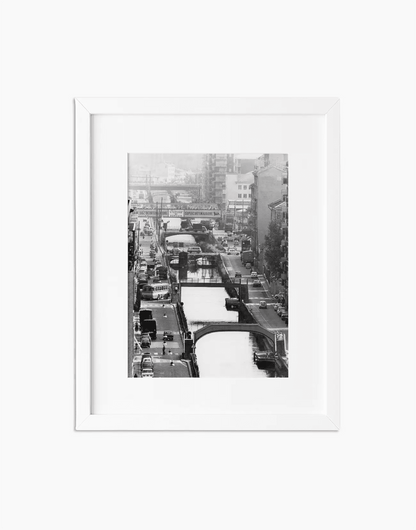 Naviglio Pavese, Milano 1972 — stampa fine art con cornice bianca