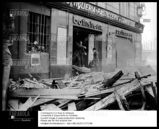 Negozio distrutto dalle bombe a Milano, 1944 - Farabola Immagine digitale
