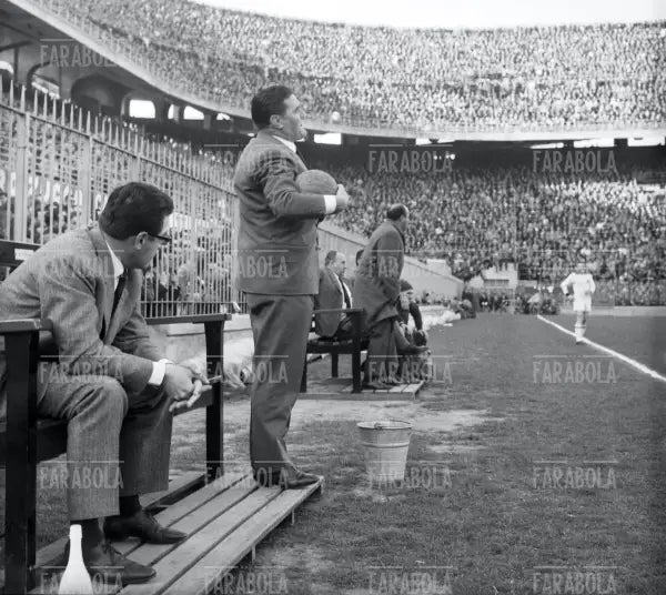 Nereo Rocco in panchina, Milan vs Torino, 1962 - Farabola Immagine digitale
