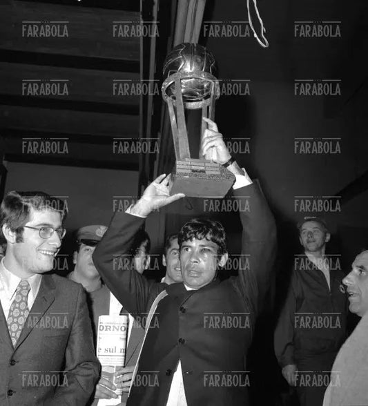 Nestor Combin con la Coppa del Mondo per Club vinta dal Milan a Malpensa, Milano, 1969 - Farabola Immagine digitale