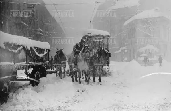 Neve a Milano, tram bloccato in via Vigevano, 1946 - Farabola Immagine digitale