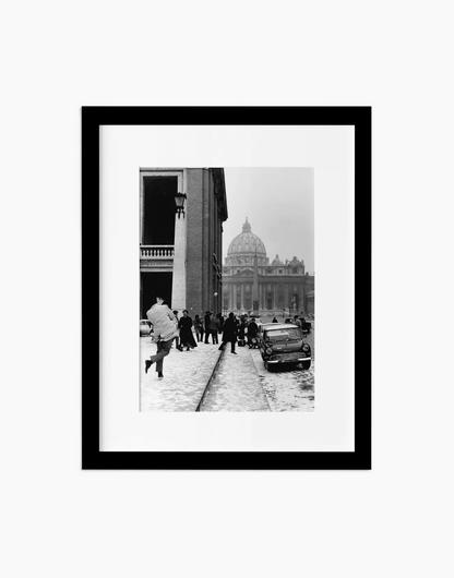 Neve a San Pietro, Roma 1963 — stampa fine art con cornice nera