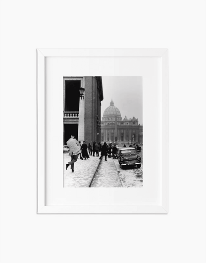 Neve a San Pietro, Roma 1963 — stampa fine art con cornice bianca