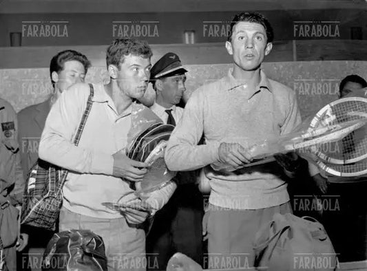 Nicola Pietrangeli e Fausto Gardini in partenza per gli Usa, Milano, 1955 - Farabola Immagine digitale