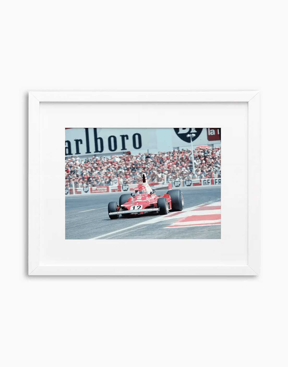 Niki Lauda su Ferrari, Formula Uno 1975 — stampa fine art con cornice bianca