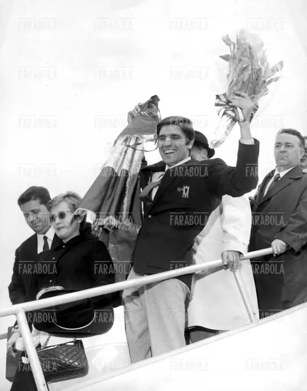 Nino Benvenuti a Linate, Milano, 1967 - Farabola Immagine digitale