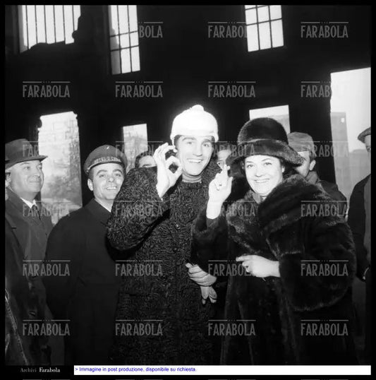 Nino Benvenuti e Fiorenza Cassotto a Malpensa, Milano, 1968 - Farabola Immagine digitale