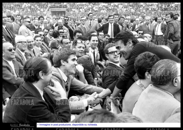 Nino Benvenuti e Walter Chiari a San Siro, Milano, 1968 - Farabola Immagine digitale
