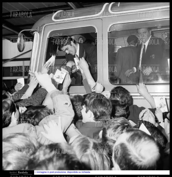 Nino Benvenuti firma autografi a Malpensa, Milano, 1967 - Farabola Immagine digitale