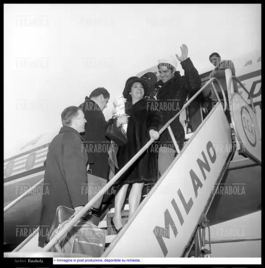 Nino Benvenuti in partenza da Linate, Milano, 1968 - Farabola Immagine digitale