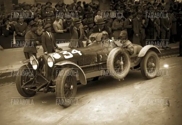 Nino Farina su Alfa Romeo 6C 1750, Mille Miglia, 1934 - Farabola Immagine digitale
