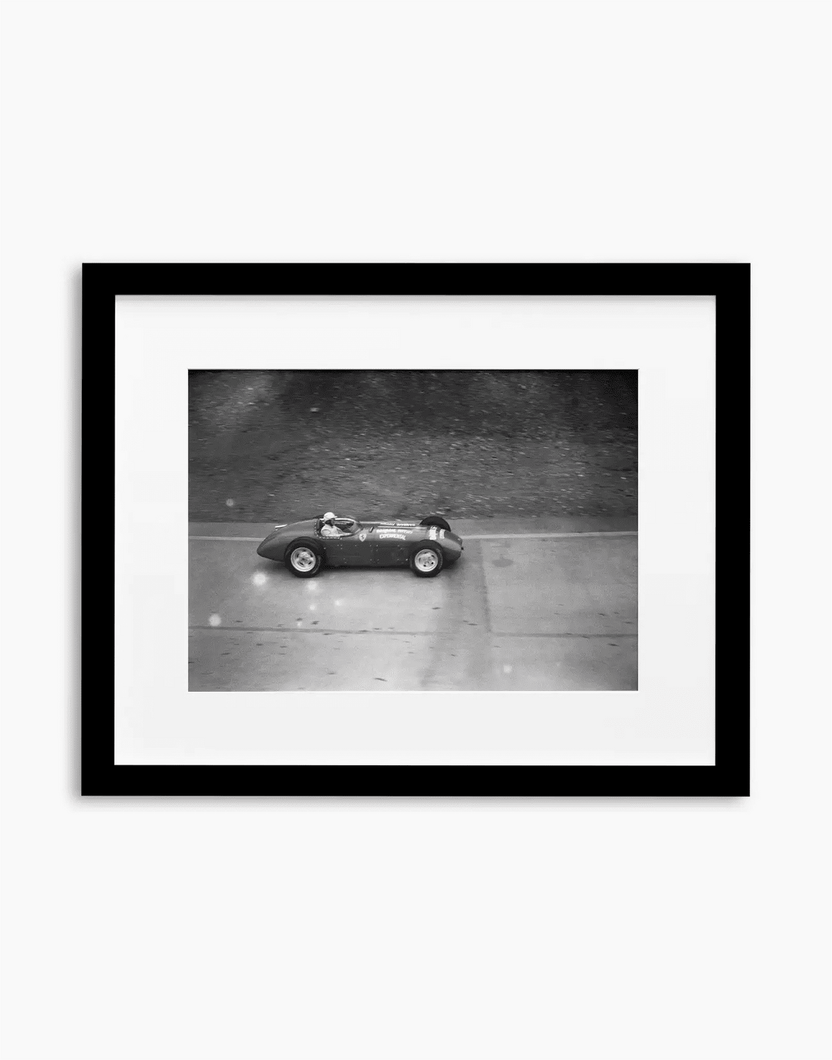 Nino Farina su Ferrari, 500 Miglia di Indianapolis 1956 — stampa fine art con cornice nera
