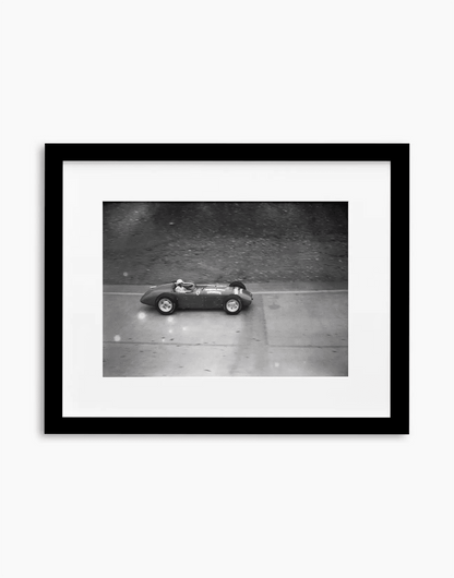 Nino Farina su Ferrari, 500 Miglia di Indianapolis 1956 — stampa fine art con cornice nera