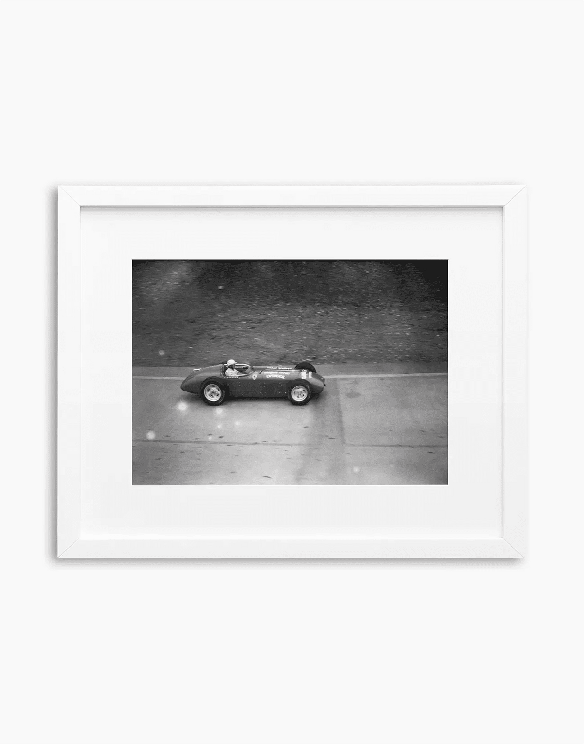 Nino Farina su Ferrari, 500 Miglia di Indianapolis 1956 — stampa fine art con cornice bianca