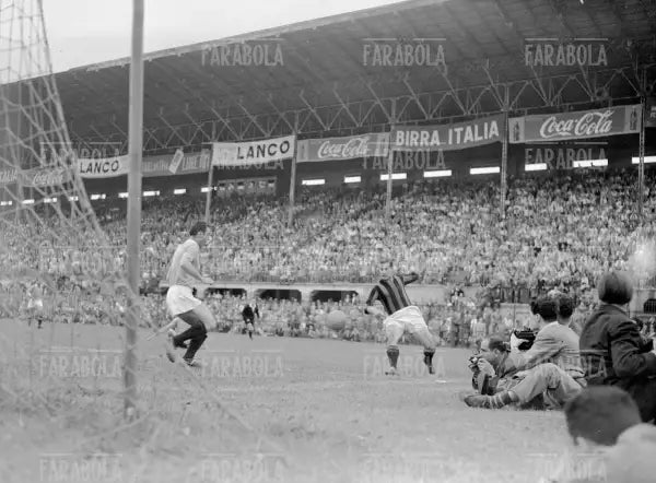 Nordhal in azione, Milan vs Lazio, 1951 - Farabola Immagine digitale