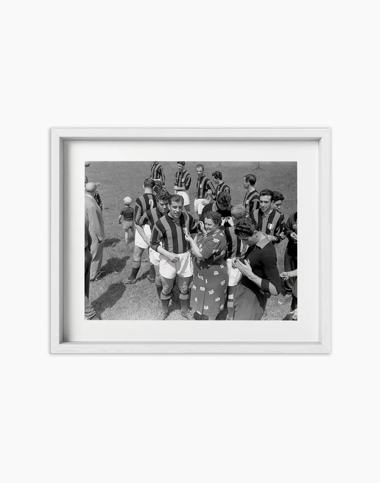 Nordhal si fa cucire lo scudetto, Milan 1955 - Farabola Fotografia