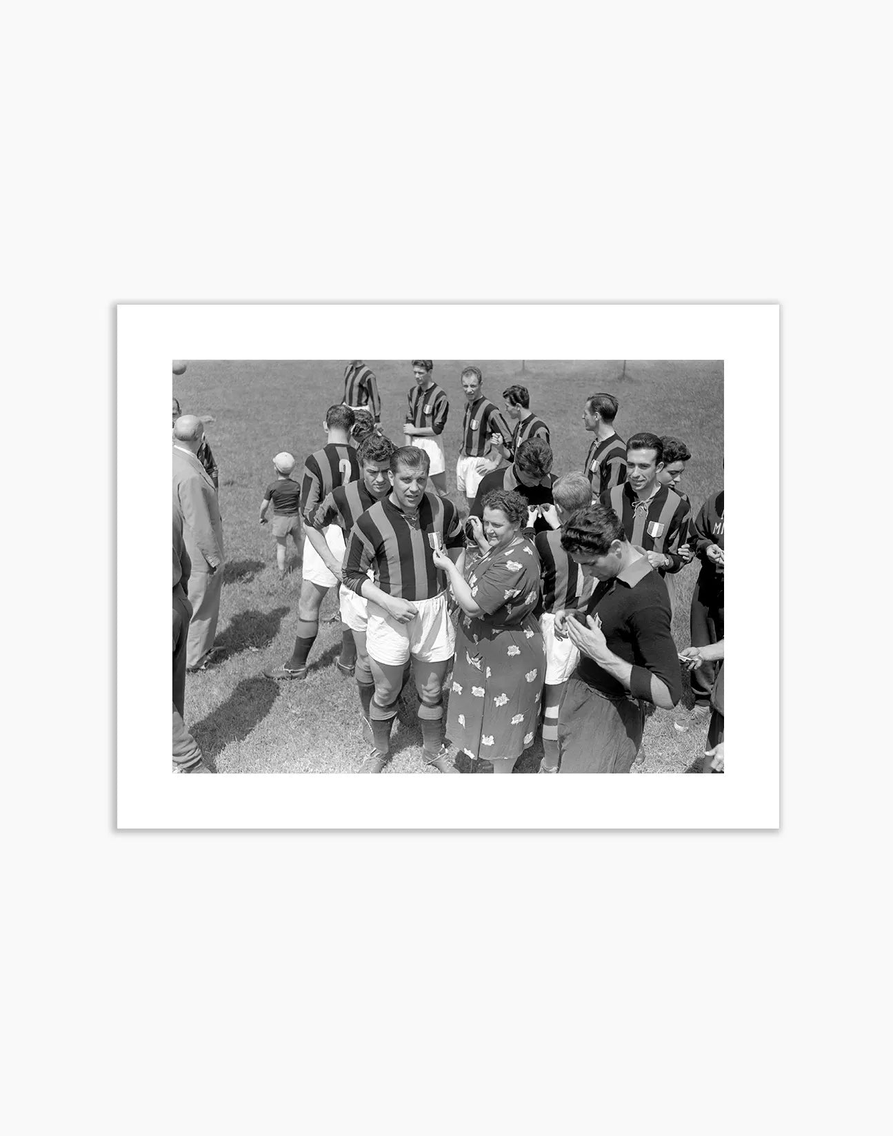 Nordhal si fa cucire lo scudetto, Milan 1955 - Farabola Fotografia