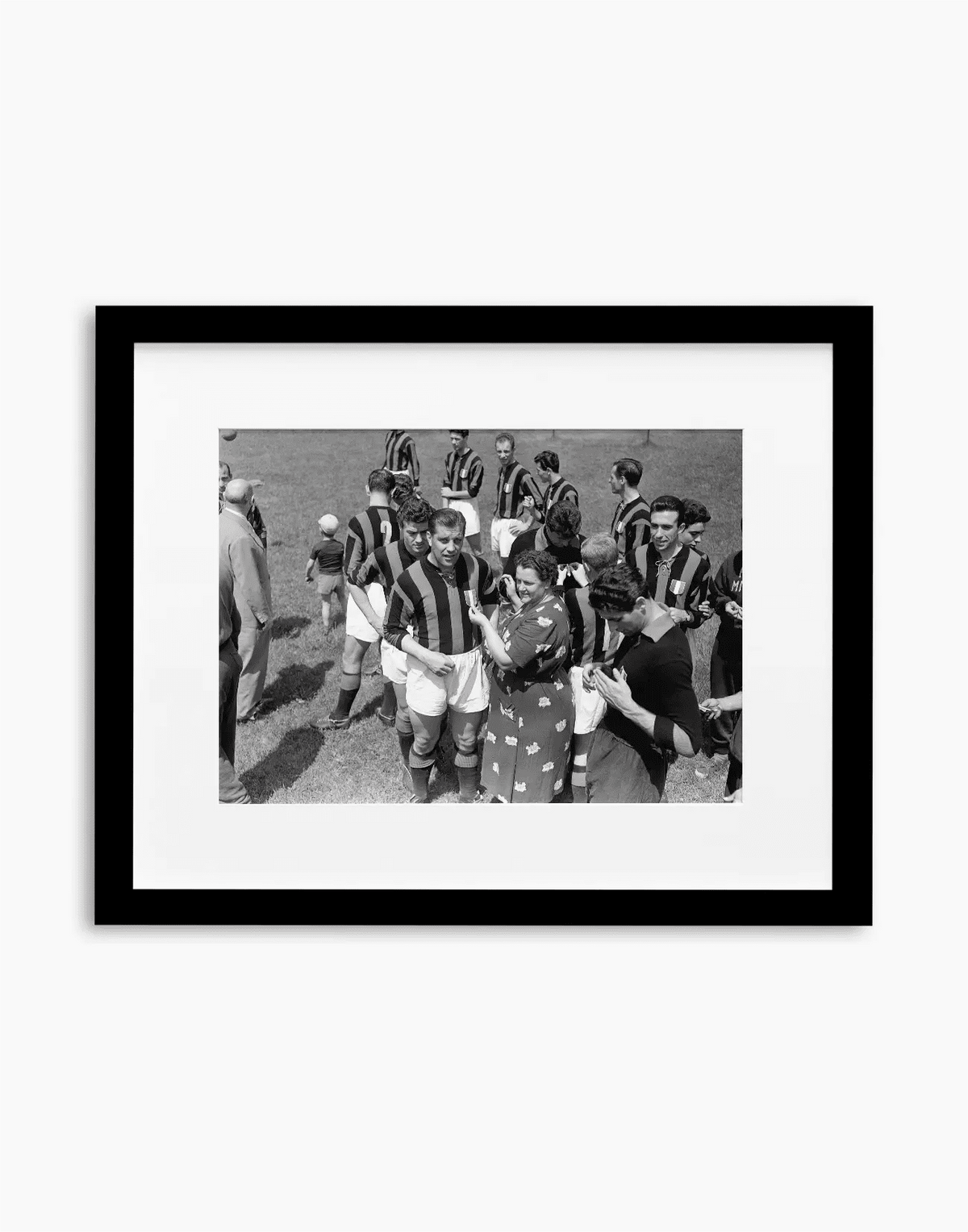 Nordhal si fa cucire lo scudetto, Milan 1955 — stampa fine art con cornice nera