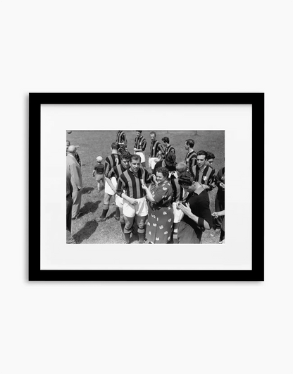 Nordhal si fa cucire lo scudetto, Milan 1955 — stampa fine art con cornice nera