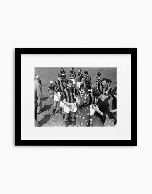 Nordhal si fa cucire lo scudetto, Milan 1955 - Farabola WhiteWall App Product